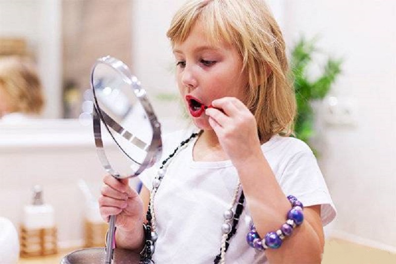 چگونه از علاقه دخترها به استفاده از لوازم آرایش کم کنیم