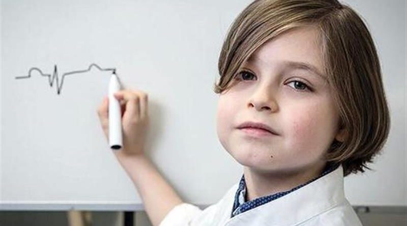 لورن سیمونز که در بلژیک و هلند بزرگ شده، حالا در ۹ سالگی در آستانه امتحان دوره پایانی دوره کارشناسی در دانشگاه فنآوری آیندهوفن قرار دارد.