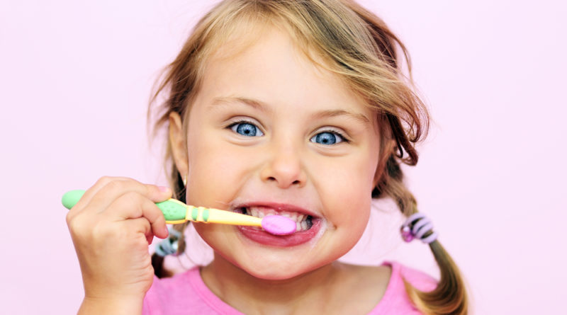 چگونه کودکان زیر 3 سال را به مسواکزدن علاقهمند کنیم؟