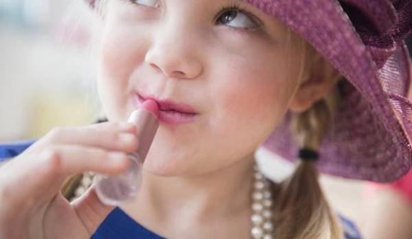 چگونه از علاقه دخترها به استفاده از لوازم آرایش کم کنیم