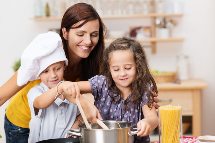 کودکتان را به آشپزی کردن تشویق کنید