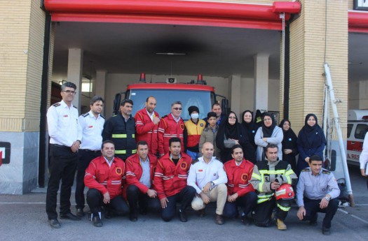 آرمین ۱۴ ساله آتش‌نشان افتخاری شد