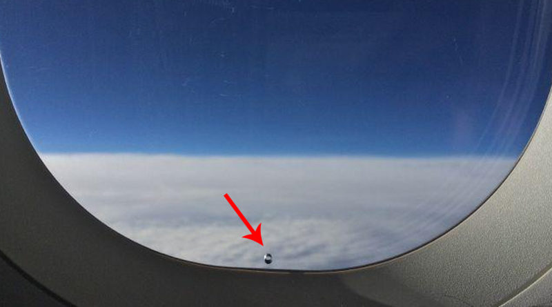 علت داشتن سوراخ های کوچک در پنجره هواپیما