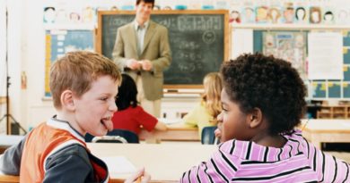 چه موقع برای مشکلات رفتاری کودکتان می توانید از کمک های حرفه ای بهره مند شوید؟