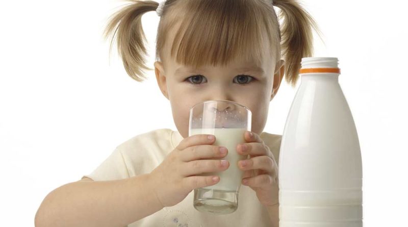 کودکان باید شیر پرچرب مصرف کننند یا کم چرب؟