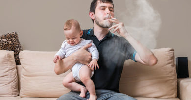 عوارض هولناک دود سیگار والدین برای کودکان