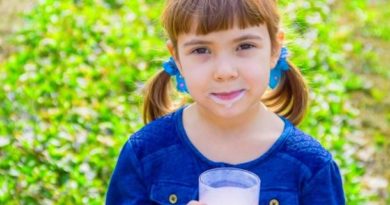 به کودکان شیر پرچرب بدهید