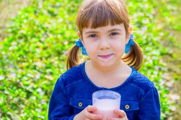 به کودکان شیر پرچرب بدهید