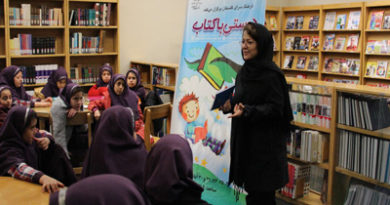 لاله جعفری، نویسنده حوزه کودک و نوجوان، از تالیف داستان‌هایی برای یک تا سه‌ساله‌ها خبر داد و گفت: زیر سه ساله‌ها می‌توانند مختصات ادبی خودشان را داشته باشند.