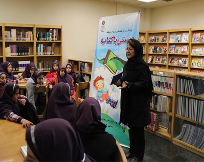 لاله جعفری، نویسنده حوزه کودک و نوجوان، از تالیف داستان‌هایی برای یک تا سه‌ساله‌ها خبر داد و گفت: زیر سه ساله‌ها می‌توانند مختصات ادبی خودشان را داشته باشند.