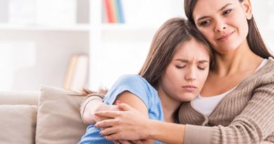 به جای انتقاد از دخترتان، برایش الگو باشید