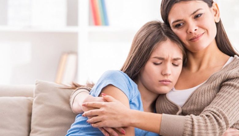 به جای انتقاد از دخترتان، برایش الگو باشید