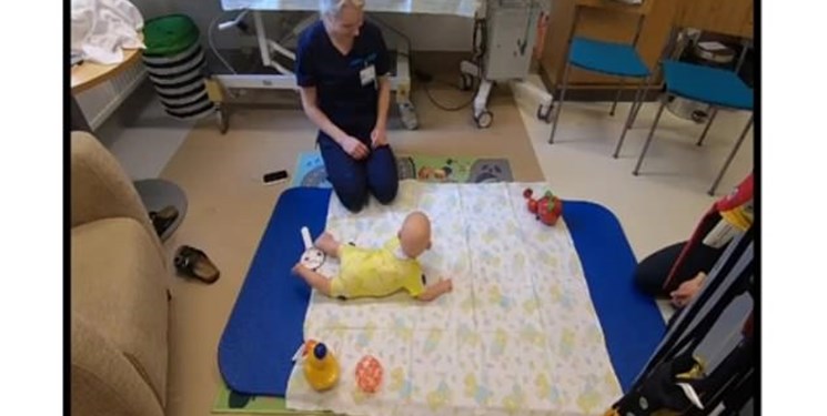 لباس هوشمند حرکت کودک را بررسی می‌کند