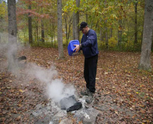 چیدن هیزم در طبیعت