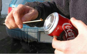 آتش با قوطی نوشابه و شکلات