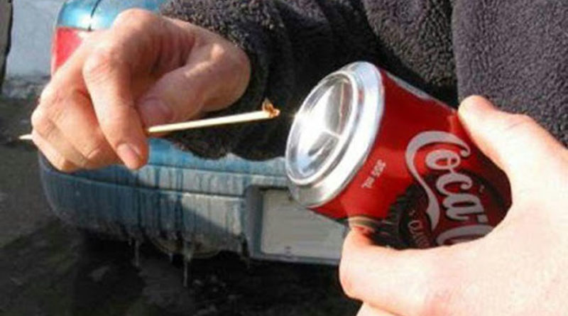 آتش با قوطی نوشابه و شکلات