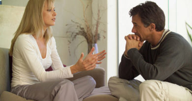 با کسی که دروغ می کوید