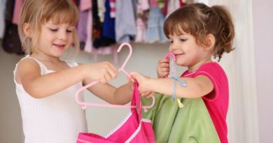 لباس پوشیدن به کودکان