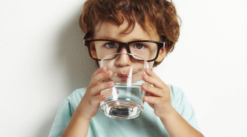 روزانه باید چند لیوان آب بخوریم؟