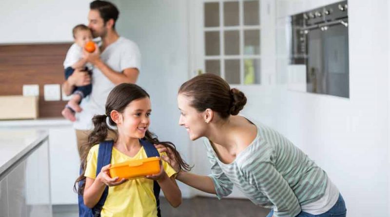 سازگار‌ کردن کودکان با مدرسه-برقراری ارتباط والدین با فرزندان 