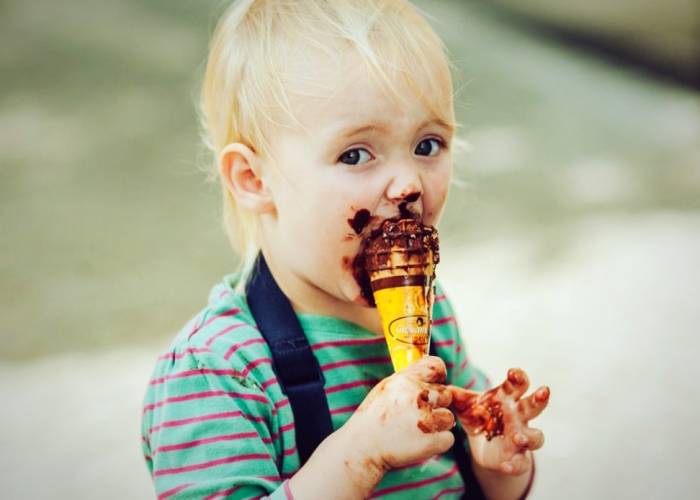 کودک قبل این سن نباید بستنی بخورد