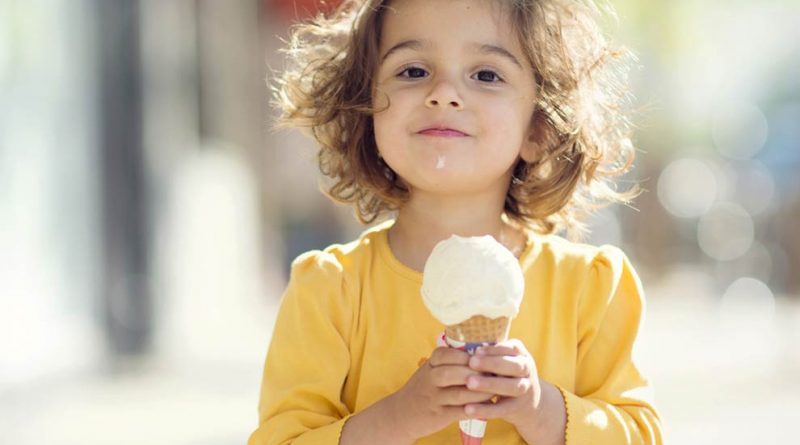 کودک قبل این سن نباید بستنی بخورد