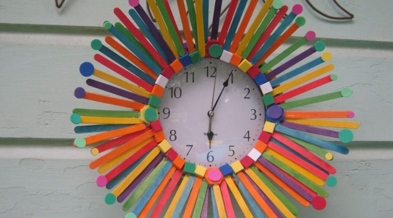 ساخت ساعت‌های رنگی جذاب با چوب بستنی
