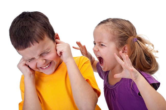 چرا کودکان با یکدیگر دعوا می‌کنند؟