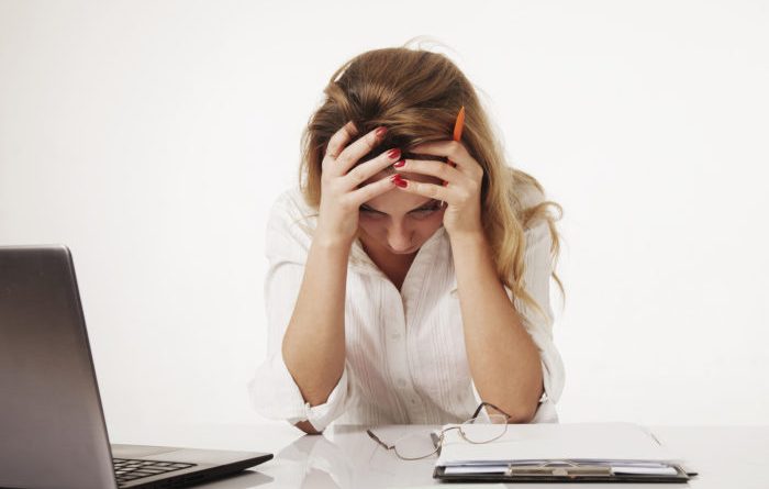 ۹ اشتباه در سبک زندگی که ما را نگران و مضطرب می‌کند