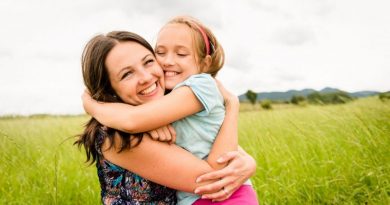 آغوش گرفتن فرزند