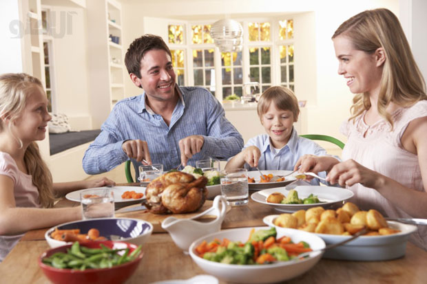 فواید دور هم غذا خوردن