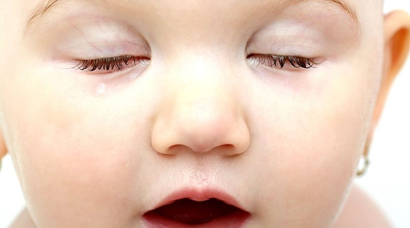 چرا پلک میزنیم