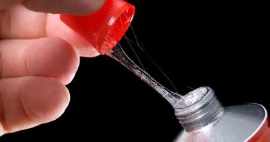 چسب قطره ای روی دست با چی پاک میشه ؟