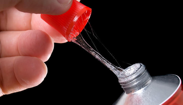 چسب قطره ای روی دست با چی پاک میشه ؟