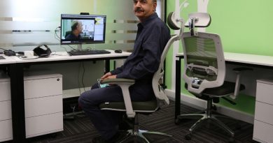 ایرج طهماسب خطاب به نوجوانان / «خودتان باشید»