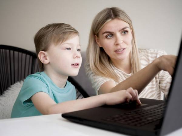 والدین برای آموزش مجازی بهتر فرزندشان بخوانند
