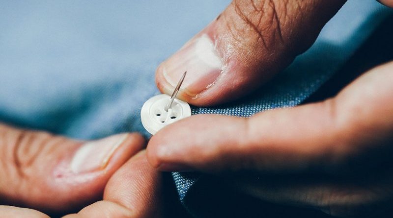 دوختن دکمه لباس