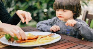 ماهی خوردن کودکان