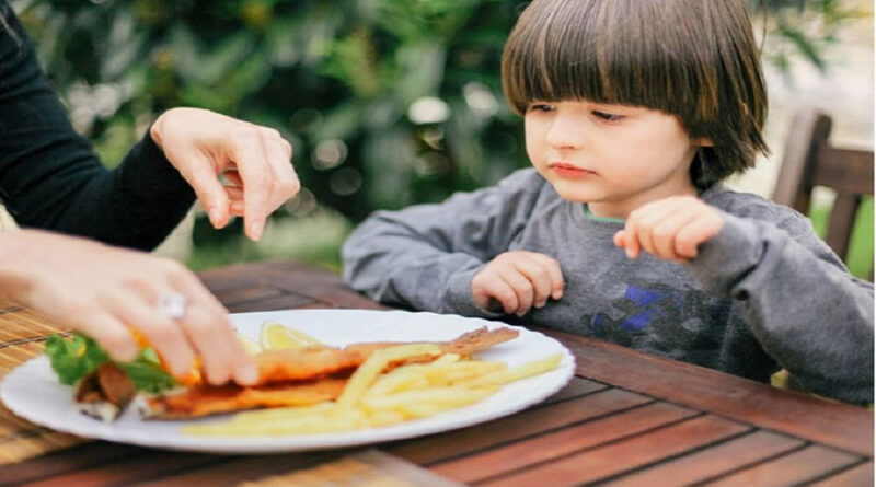 ماهی خوردن کودکان