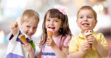 بستنی خوردن کودک