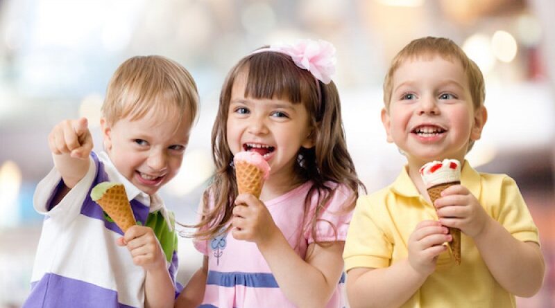 بستنی خوردن کودک