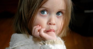 مکیدن انگشت کودک